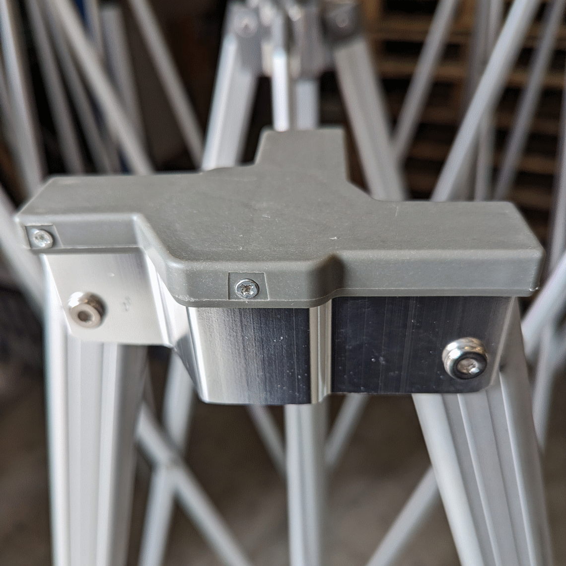 a close up of a Gala Shade Pro 50 aluminium joint